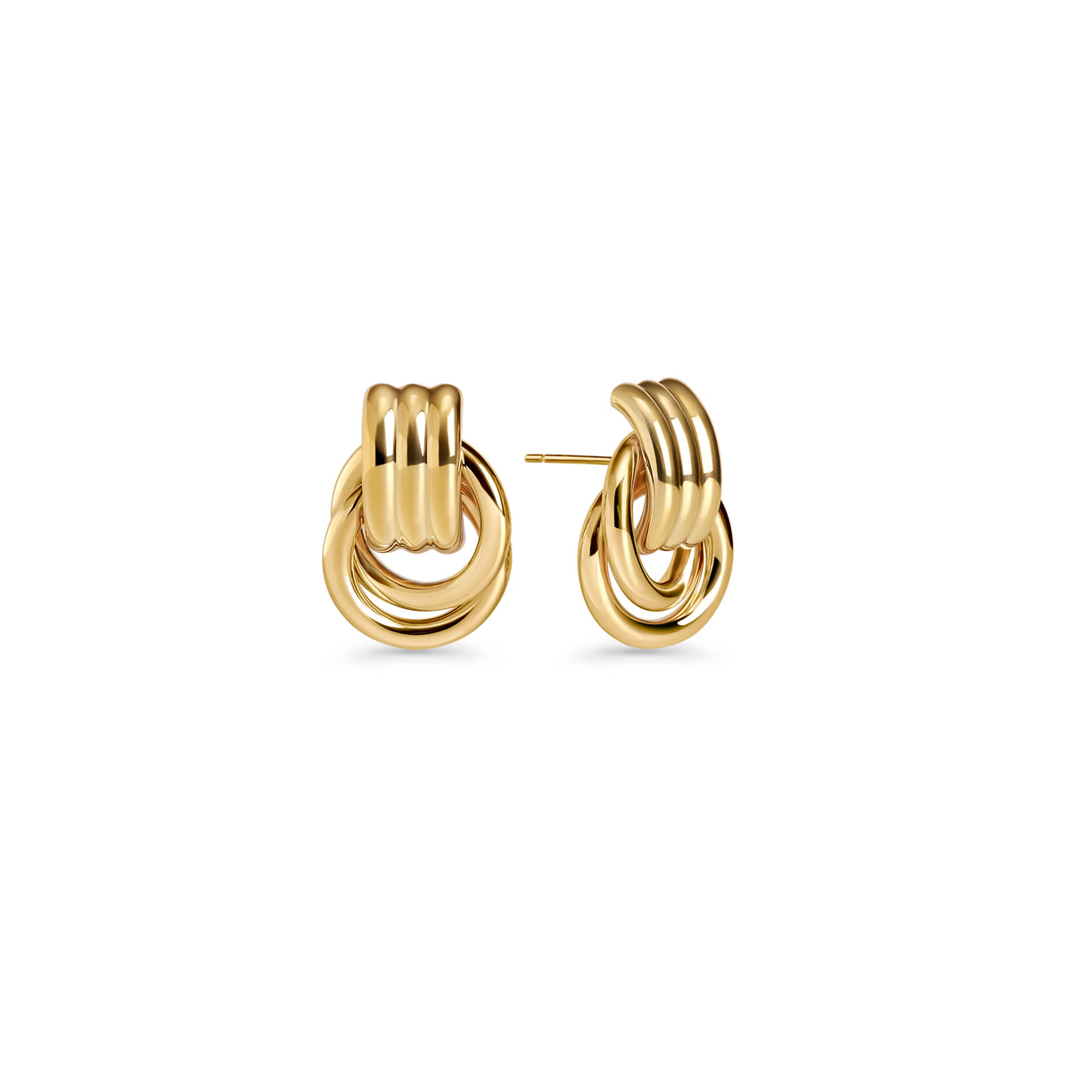 Gold stud earrings with a grooved top and interlocking rings on a white background. Nickel-free and waterproof jewelry by Mia Bijoux Canada.
Boucles d'oreilles dorées à dessus rainuré et anneaux entrelacés sur fond blanc. Bijoux sans nickel et résistants à l'eau par Mia Bijoux Canada.