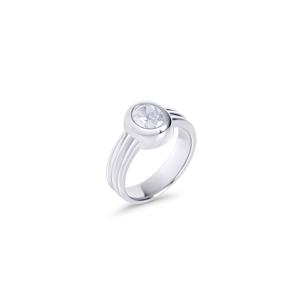 Silver ring with a round clear stone and a ridged band on a white background. Nickel-free, waterproof & tarnish-resistant stainless steel ring for sensitive skin, minimalist luxury jewelry by Mia Bijoux Canada.
Bague argentée sertie d'une pierre transparente ronde, à anneau strié, sur fond blanc. Bague en acier inoxydable sans nickel, résistante à l'eau et anti-ternissement pour peaux sensibles, bijouterie de luxe minimaliste par Mia Bijoux Canada.