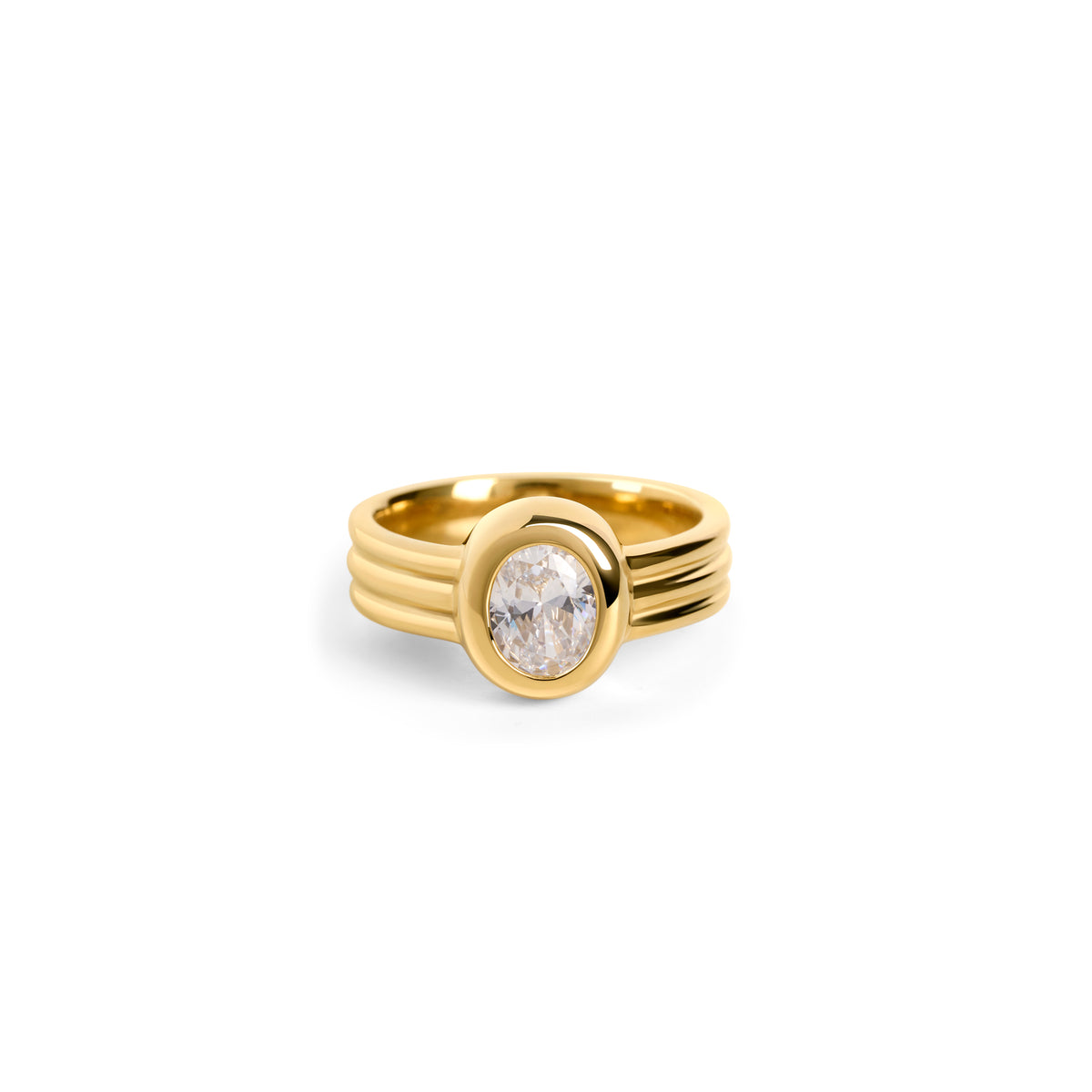 Front view of a gold ring with a round clear stone and a ridged band on a white background. Nickel-free, waterproof & tarnish-resistant stainless steel ring for sensitive skin, minimalist luxury jewelry by Mia Bijoux Canada.
Vue de face d'une bague dorée sertie d'une pierre transparente ronde, à anneau strié, sur fond blanc. Bague en acier inoxydable sans nickel, résistante à l'eau et anti-ternissement pour peaux sensibles, bijouterie de luxe minimaliste par Mia Bijoux Canada.