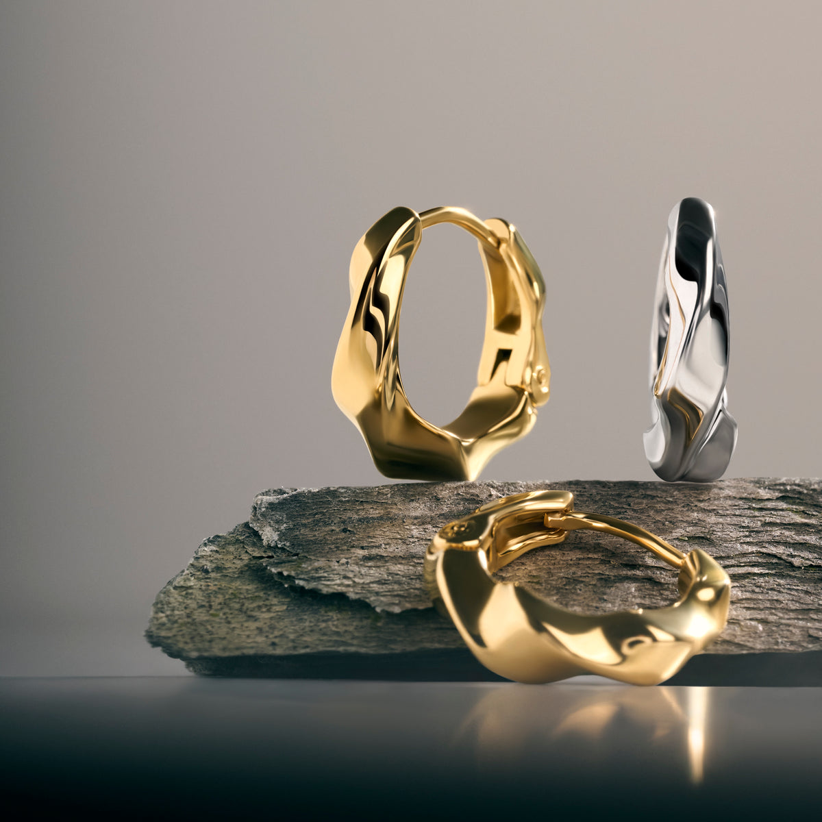 Gold and silver twisted huggie hoop earrings displayed on a stone slab against a grey background. Nickel-free, waterproof & tarnish-resistant stainless steel earrings for sensitive skin, minimalist luxury jewelry by Mia Bijoux Canada.
Boucles d'oreilles anneaux torsadées dorées et argentées présentées sur une dalle de pierre sur fond gris. Boucles d'oreilles en acier inoxydable sans nickel, résistantes à l'eau et anti-ternissement pour peaux sensibles, bijouterie de luxe minimaliste par Mia Bijoux Canada.