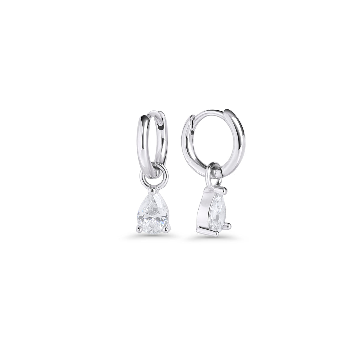 Silver hoop earrings with a pear-cut clear stone pendant on a white background. Nickel-free and waterproof jewelry by Mia Bijoux Canada.
Boucles d'oreilles anneaux argentées avec pendentif serti d'une pierre transparente taille poire sur fond blanc. Bijoux sans nickel et résistants à l'eau par Mia Bijoux Canada.