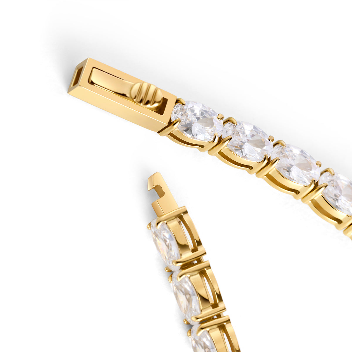 Close-up studio shot of a gold tennis bracelet with clear round gemstones, showing the clasp and link details on a white background. Waterproof, stainless steel and allergy free. By MIAJWL.

Photo studio en gros plan d'un bracelet tennis doré serti de pierres transparentes rondes, montrant les détails du fermoir et des maillons sur fond blanc. Résistant à l'eau, en acier inoxydable et hypoallergénique. Par MIAJWL.